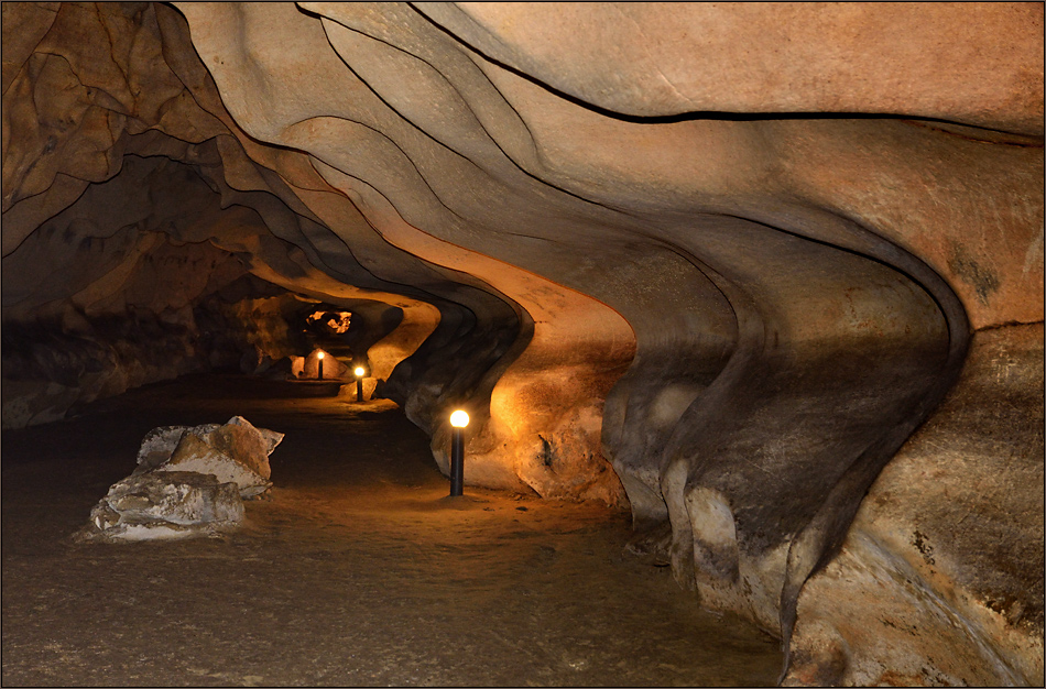 Показала пещере настоящую пещеру