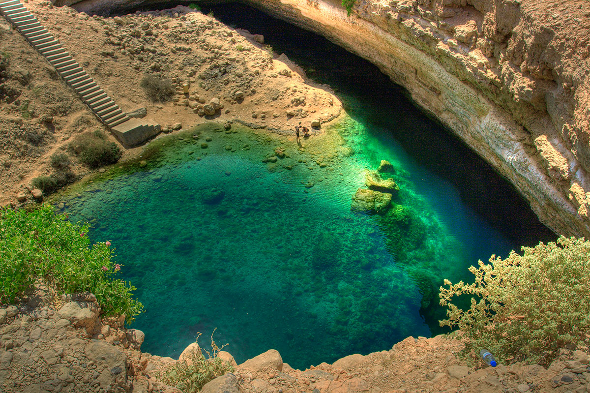 Карстовые озера. Колодец Бимма в Омане. Колодец Бимма (Bimmah sinkhole). Провал Bimah, Оман. Воронки Карст.