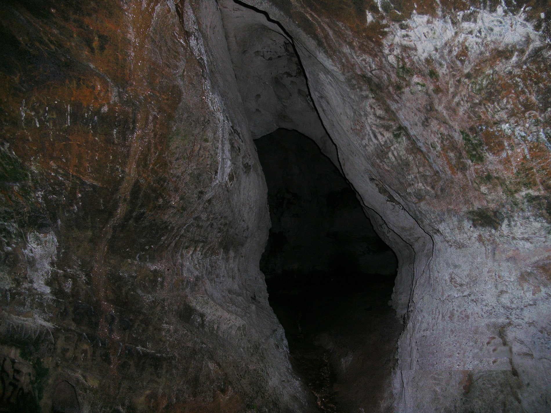 the tourist centre of ogbunike cave is located near