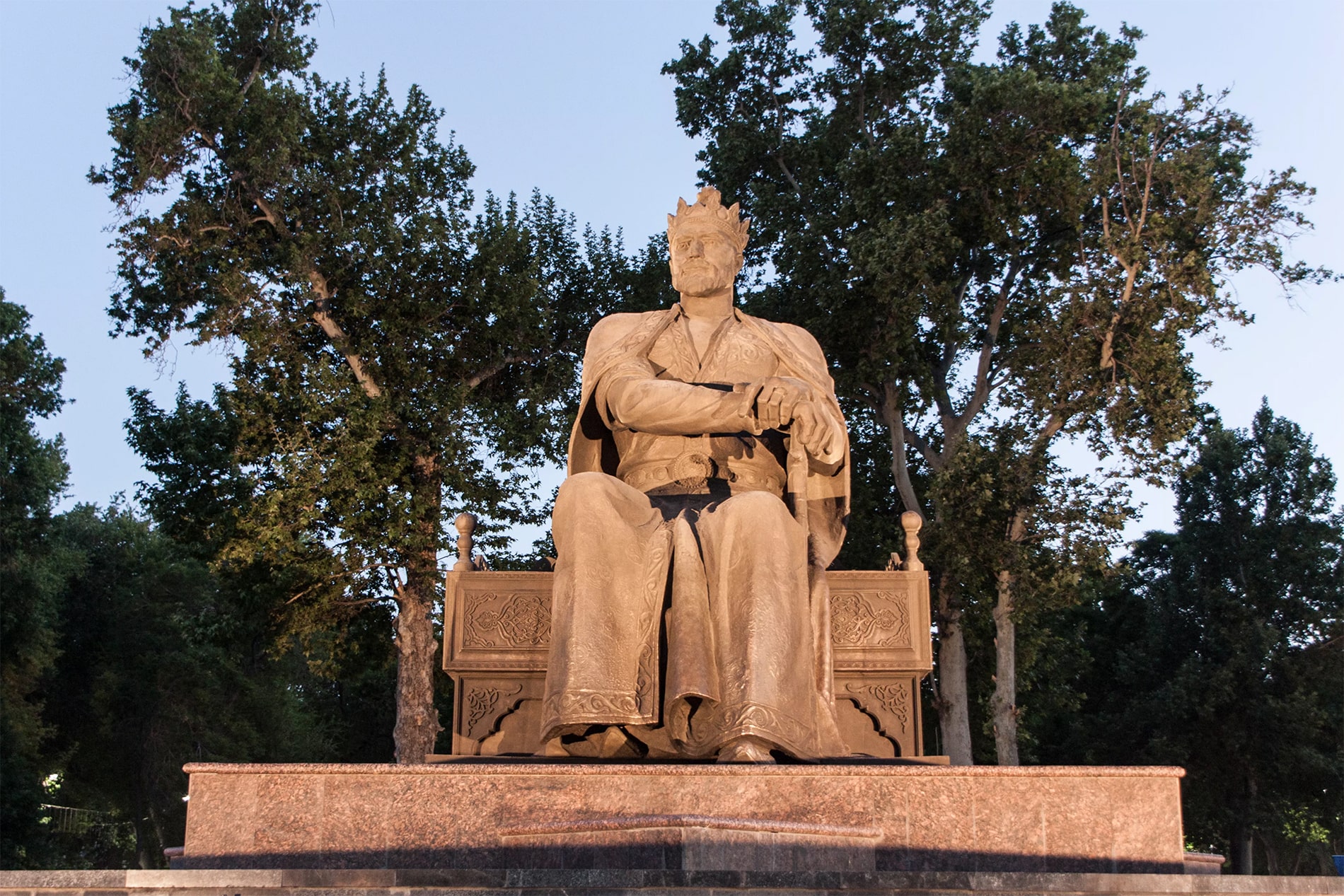 Амир темур фото. Амир Темур статуя в Самарканде. Амир Темур ХАЙКАЛИ Самарканд.