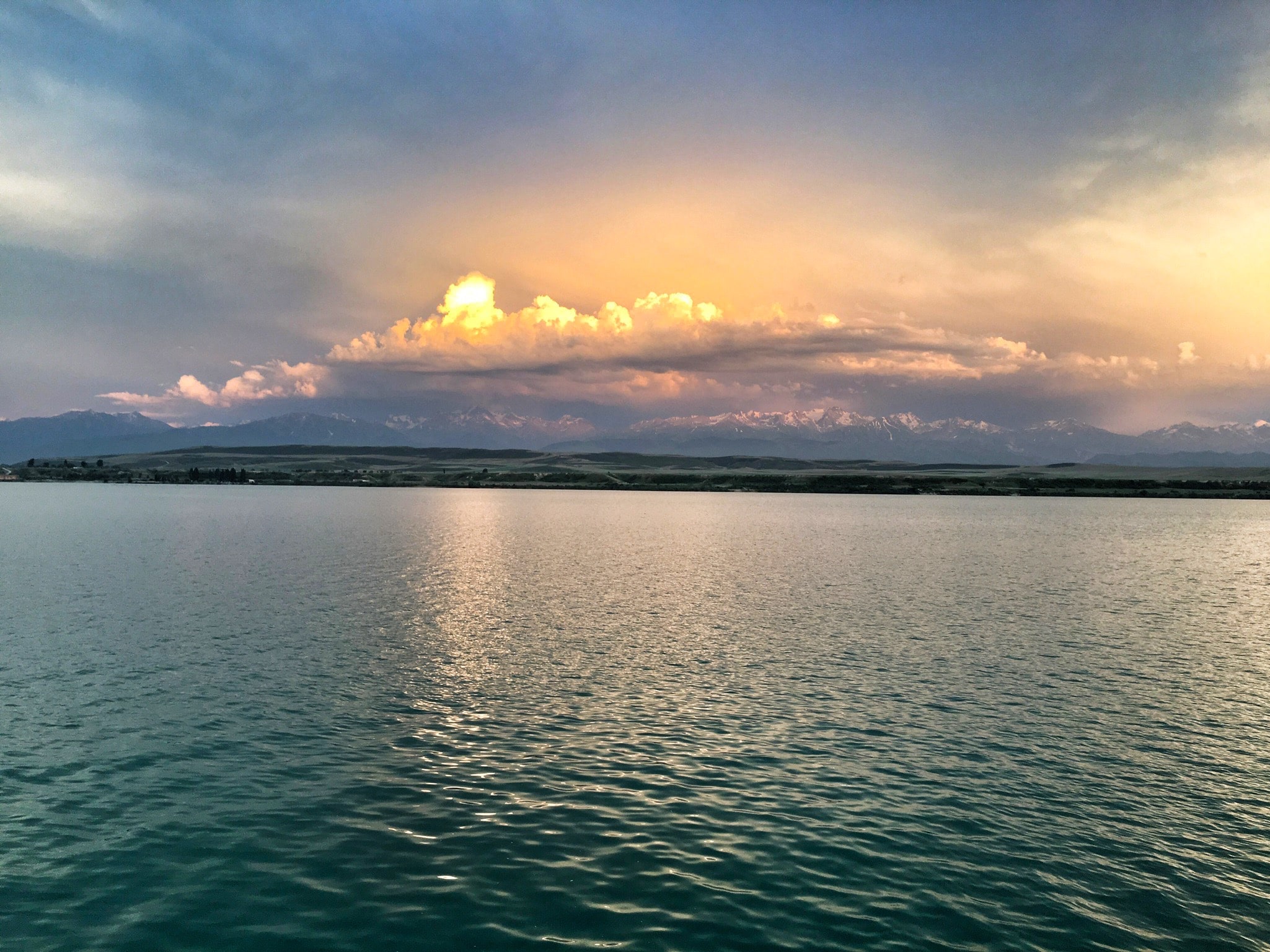 Хан куль озеро. Issyk Kul Lake. Озеро сон Куль Киргизия. Озеро сон Куль волны. Иссык-Куль квадратные волны.