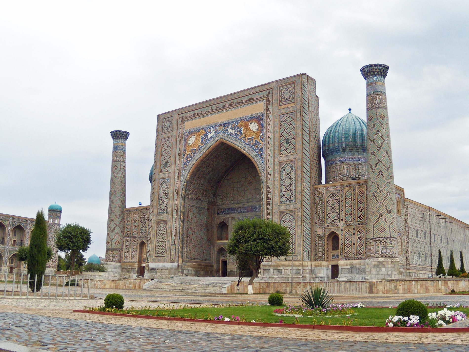 sherdor-madrasa-samarkand-uzbekistan-heroes-of-adventure