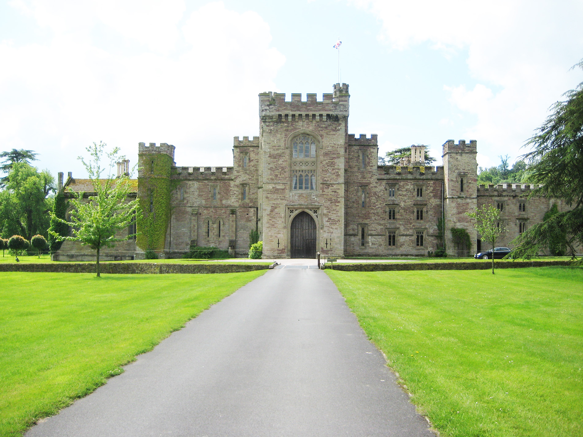 Hampton Court Castle - Heroes Of Adventure